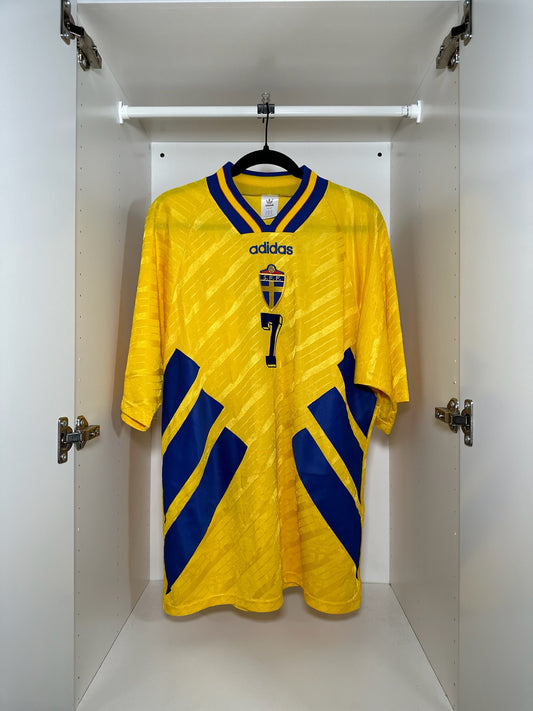 Sweden Larsson #7- adidas - 1994/1995 - HOME Kit